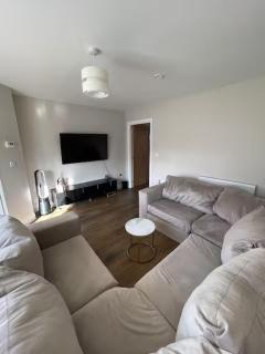 CRISP Modern five bed house with driveway - 4