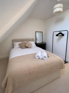 CRISP Modern five bed house with driveway - 3