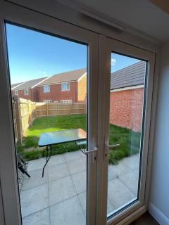 CRISP Modern five bed house with driveway - 2