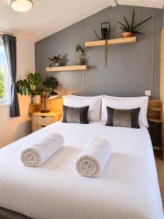 Padstow Holiday Base Bright Two Bedroom Lodge at Seven Bays - 3
