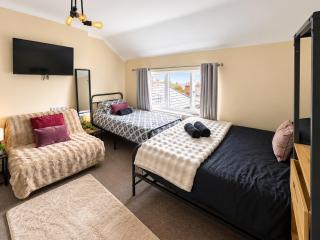 Lushlets City Centre house sleeps 35 - 2