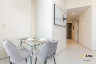 Carson Elegant Living in One Bedroom - 2
