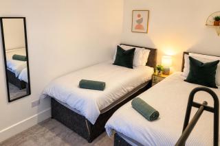 Creswell 2-Bed House Sleeps 7 with Street Parking - 9