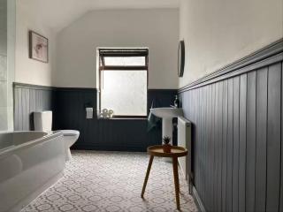 Creswell 2-Bed House Sleeps 7 with Street Parking - 7