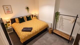 Creswell 2-Bed House Sleeps 7 with Street Parking - 5