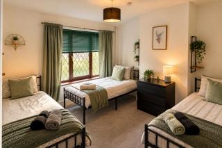 Creswell 2-Bed House Sleeps 7 with Street Parking - 4