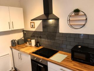 Creswell 2-Bed House Sleeps 7 with Street Parking - 3
