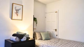 Creswell 2-Bed House Sleeps 7 with Street Parking - 2
