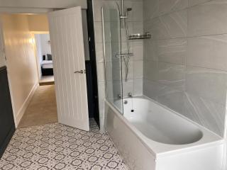 Creswell 2-Bed House Sleeps 7 with Street Parking - 1