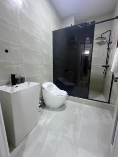 Max Green-Oak - Spacious 4-Bed in Victoria Island - 9