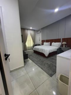 Max Green-Oak - Spacious 4-Bed in Victoria Island - 5