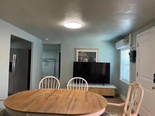 3 Queen-Size Beds and Full Kitchen Only 6-min Drive to Discovery Park! - 2