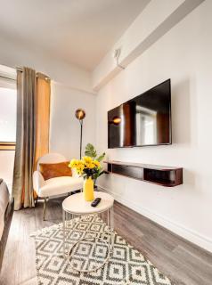 Modern 1BR Downtown Montréal Condo -Place des Arts - 0
