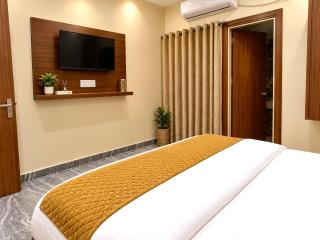 Hotel Brij Stay - A Luxury Property in Vrindavan #Near Prem Mandir #Parking #AC Rooms #Peaceful Location #Couple Friendly - 9