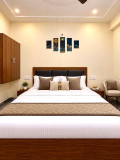Hotel Brij Stay - A Luxury Property in Vrindavan #Near Prem Mandir #Parking #AC Rooms #Peaceful Location #Couple Friendly - 0