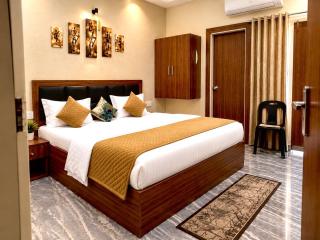 Hotel Brij Stay - A Luxury Property in Vrindavan #Near Prem Mandir #Parking #AC Rooms #Peaceful Location #Couple Friendly - 4