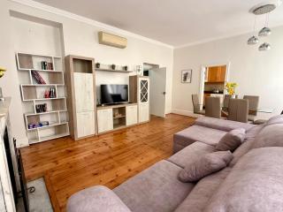 Heart of Main Street - 3 Bedroom Apartment - 8