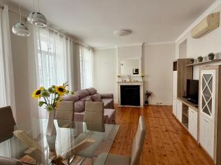 Heart of Main Street - 3 Bedroom Apartment - 0