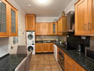 Heart of Main Street - 3 Bedroom Apartment - 7