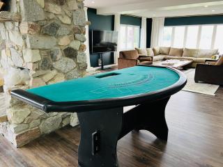 Lakefront Resort! 10 Ensuite Bedrooms! Sleeps 30! - 7