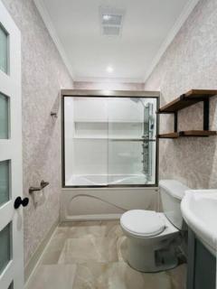 Lakefront Resort! 10 Ensuite Bedrooms! Sleeps 30! - 3
