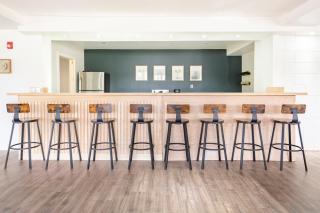 Lakefront Resort! 10 Ensuite Bedrooms! Sleeps 30! - 1