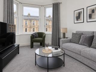 Free Parking - City Centre - Sleeps 3 - 2 Bedroom - 8