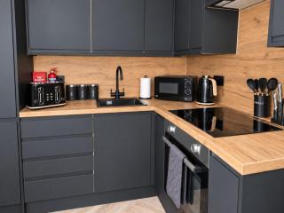 Free Parking - City Centre - Sleeps 3 - 2 Bedroom - 7