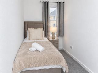Free Parking - City Centre - Sleeps 3 - 2 Bedroom - 5
