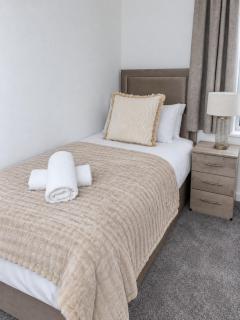 Free Parking - City Centre - Sleeps 3 - 2 Bedroom - 4
