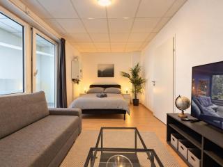 Elegant 2-Bedroom Apartment for 8 near Vorgartenstraße Metro - 0