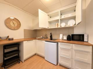 Elegant 2-Bedroom Apartment for 8 near Vorgartenstraße Metro - 6