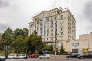 Bright Apartment with a View of the Circus - 1