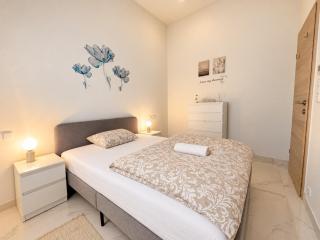 Brand New 2-Room Apartment near Jägerstraße Metro - 9