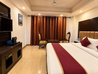 The Four Season Dwaper Hotel Library Mall Road - 9