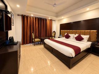 The Four Season Dwaper Hotel Library Mall Road - 6