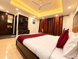 The Four Season Dwaper Hotel Library Mall Road - 7
