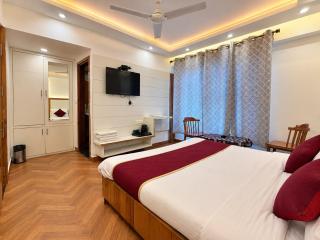 The Four Season Dwaper Hotel Library Mall Road - 2