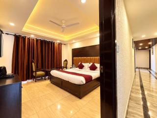 The Four Season Dwaper Hotel Library Mall Road - 3