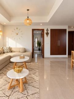 Beachside Apartment with Pool 5-Min Walk to Beach - 0