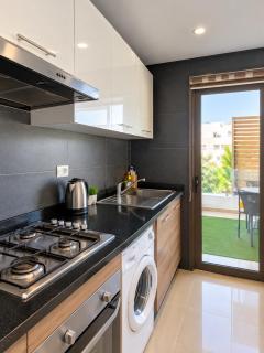 Beachside Apartment with Pool 5-Min Walk to Beach - 6