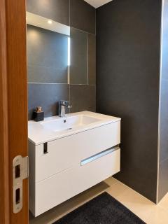 Beachside Apartment with Pool 5-Min Walk to Beach - 5