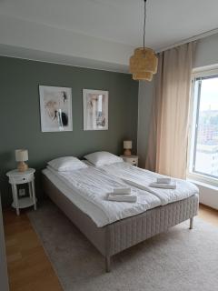 City Center 2BR | Hot Tub, Sauna & Lake Views - 7