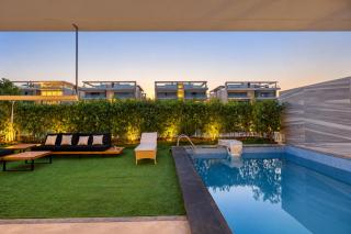 Elite 3BR Apt Private Pool & Maid Room Lake View - 8