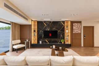 Elite 3BR Apt Private Pool & Maid Room Lake View - 3