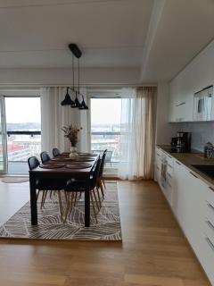 City Center 2BR | Hot Tub, Sauna & Lake Views - 8