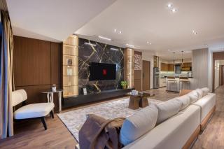 Elite 3BR Apt Private Pool & Maid Room Lake View - 4