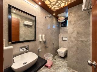 Blisbook Dwaper Hotel Near Library Mall Road - 1