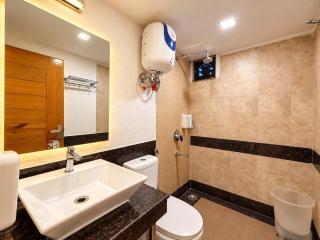 Blisbook Dwaper Hotel Near Library Mall Road - 2