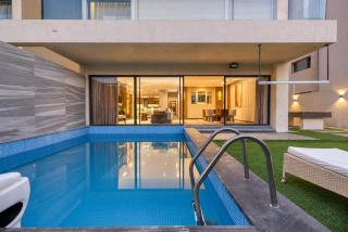 Elite 3BR Apt Private Pool & Maid Room Lake View - 9